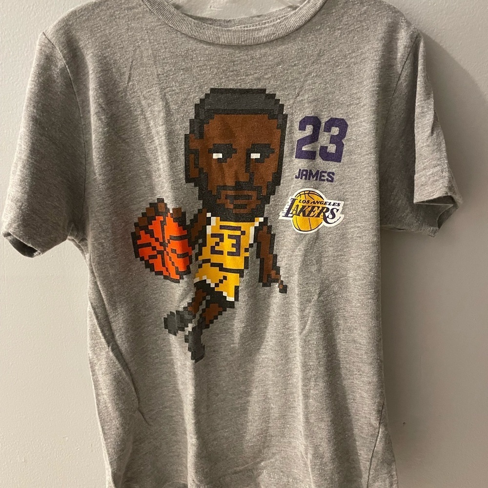 NBA Los Angeles Lakers T-shirt Pixel Players LeBron James 23 size kids small